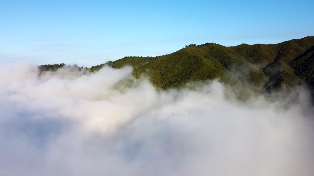 ascendiendo por encima de las nubes en la isla de madeira