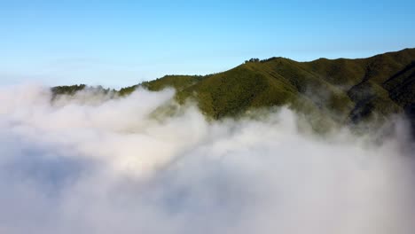 在馬德拉島的雲端上空升起