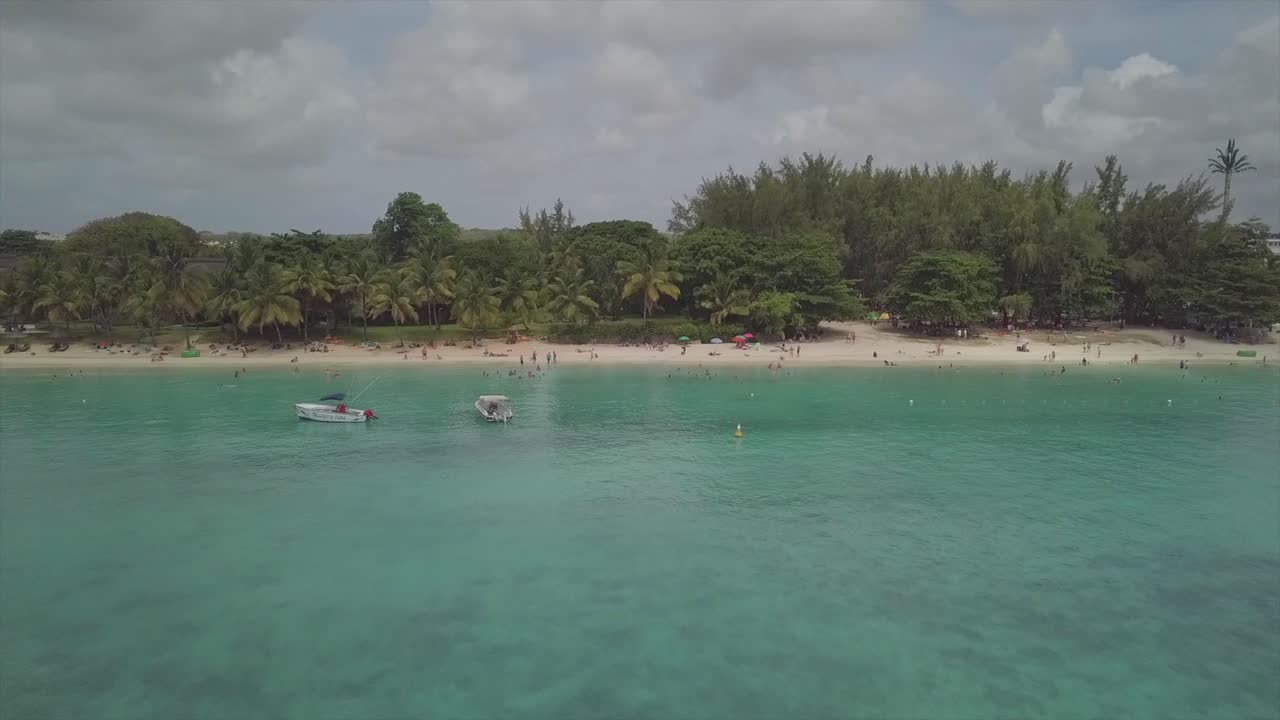 Vista aerea di una spiaggia tropicale nuvolosa