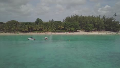 playa aérea sobre volar nublado tropical