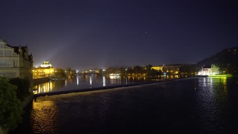 teatro nacional de praga junto al río vltava de noche