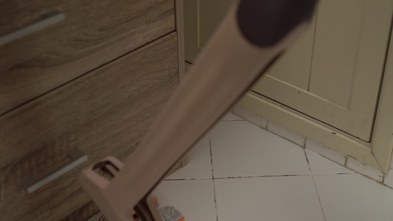 el suelo de la muchedumbre en azulejos blancos