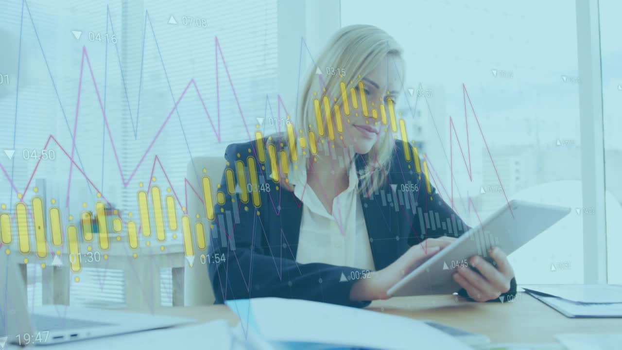 Animasjon av databehandling mot en forretningskvinne som bruker digitalt nettbrett på kontoret