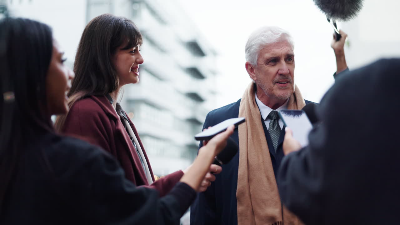 Politiker håller en presskonferens