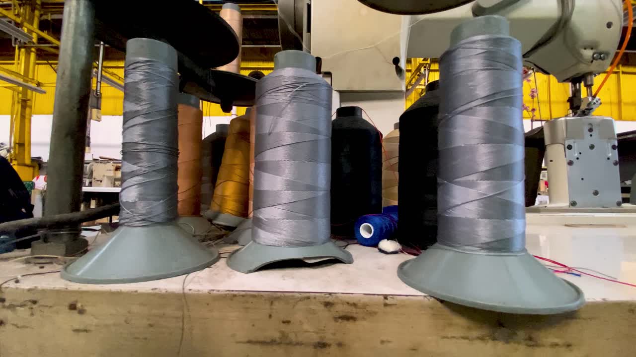 rollos de hilo de coser en el taller de artesanos industriales, vista de cerca