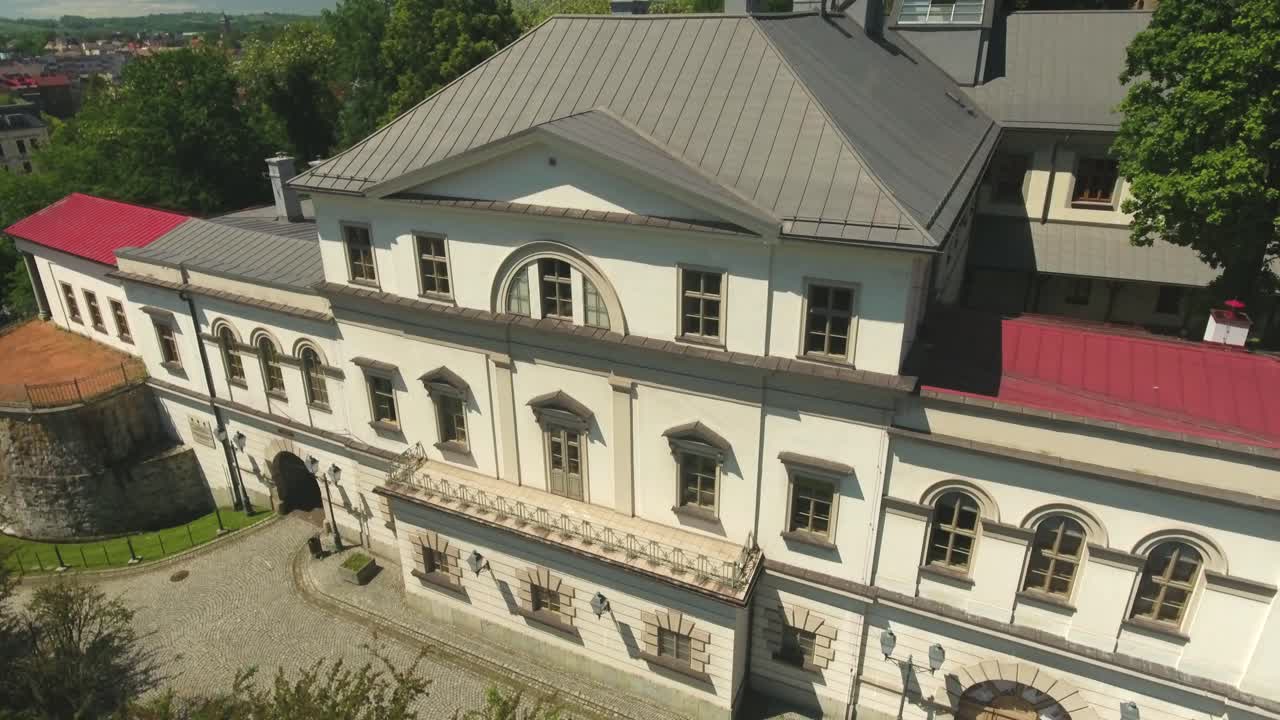 un palacio histórico y restaurado durante el verano en polonia, capturado en una toma de dron de 4k