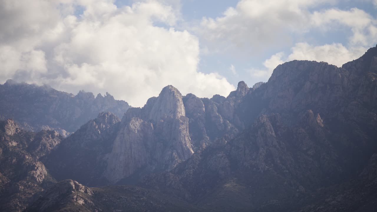 majestuosa acumulación de nubes sobre una enorme cordillera, lapso de tiempo