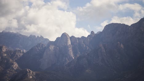 Majestätische-Wolkenansammlung-über-Massiver-Bergkette,-Zeitraffer