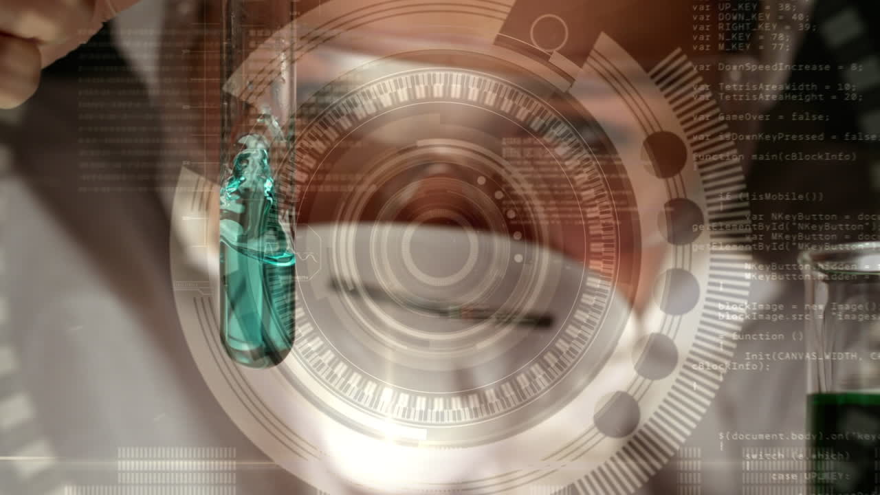 animación de escaneo de alcance y procesamiento de datos sobre una científica caucásica en el laboratorio