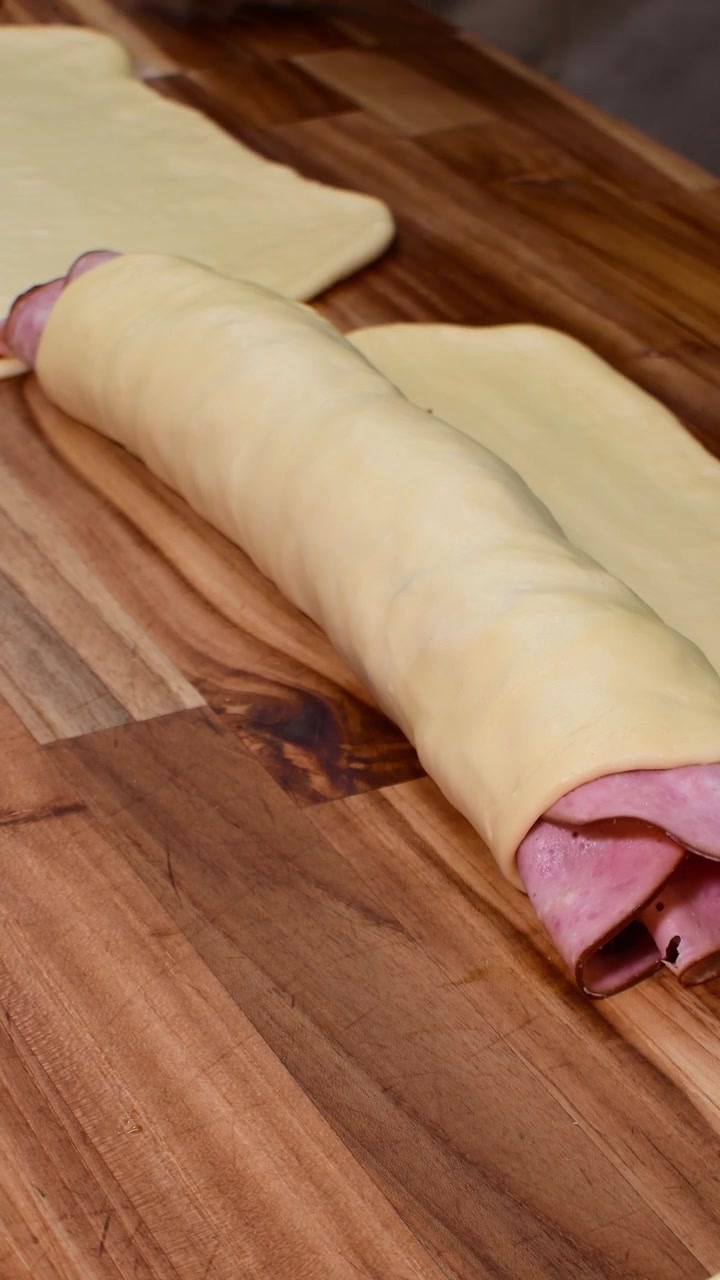 Vertiendo jarabe sobre jamón y pasas para el tradicional pan de jamón