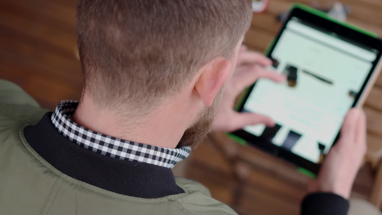 hombre navegando por productos de zapatos en línea en una tableta