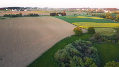 Viaje-Con-Drones-Hacia-Una-Escena-Colorida-Con-árboles,-Campos-Y-Tierras-Cultivadas.