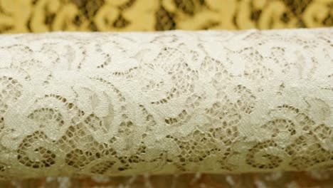 una foto macro de un encaje, tela utilizada para hacer elegantes vestidos de novia para el día de la boda.