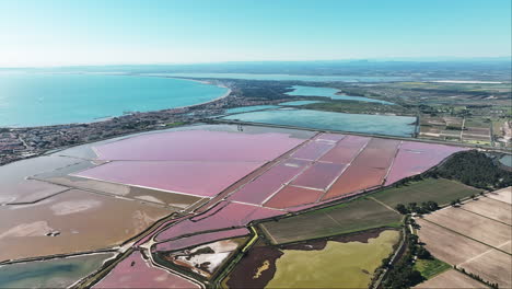 Über-Aigues-Mortes-Schwebend:-Eine-Leinwand-Mit-Rosa-Salz-Und-Himmelblauem-Himmel.