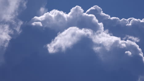 nubes blancas azuladas moviéndose en los cielos