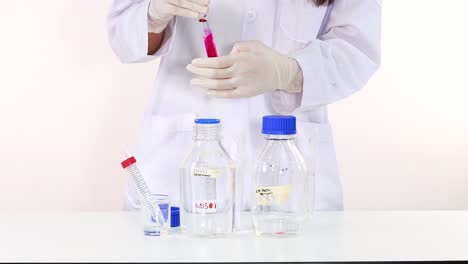 observar el cambio de color en una reacción química