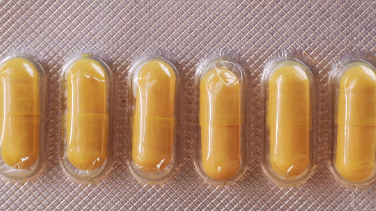 Primo piano di capsule gialle in un blister