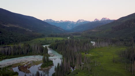 río soo con marismas y arroyo sinuoso con fondo de paisaje de montaña rangos pacíficos prados de pemberton canadá columbia británica 4k