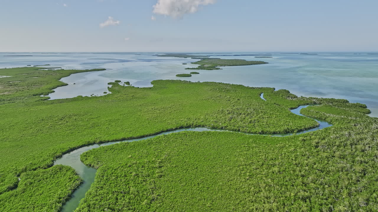 key west florida aerial v33 cinematic drone flyover fivemile creek que conduce al mar capturando un hermoso paisaje de manglares que se alinean en la costa - filmado con mavic 3 cine - febrero 2023