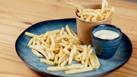 persona, mano y comida rápida sumergiendo papas fritas