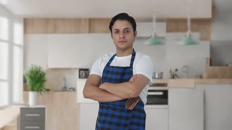 retrato de un cocinero indio confiado de pie con las manos cruzadas