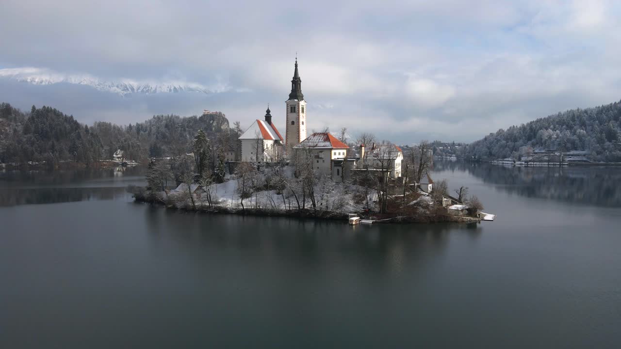 Veduta aerea del bellissimo Lago di Bled e dell'isola di Bled in una mattina d'inverno