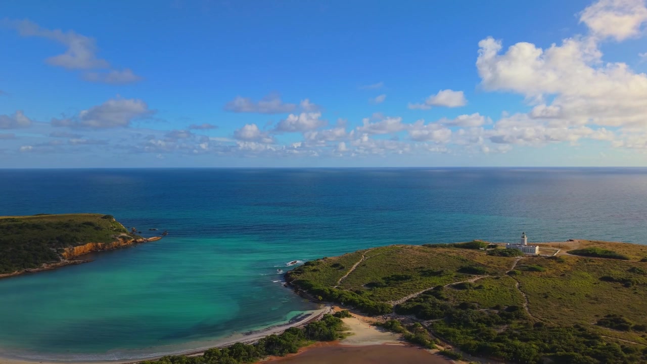 Video aereo con drone di una spiaggia