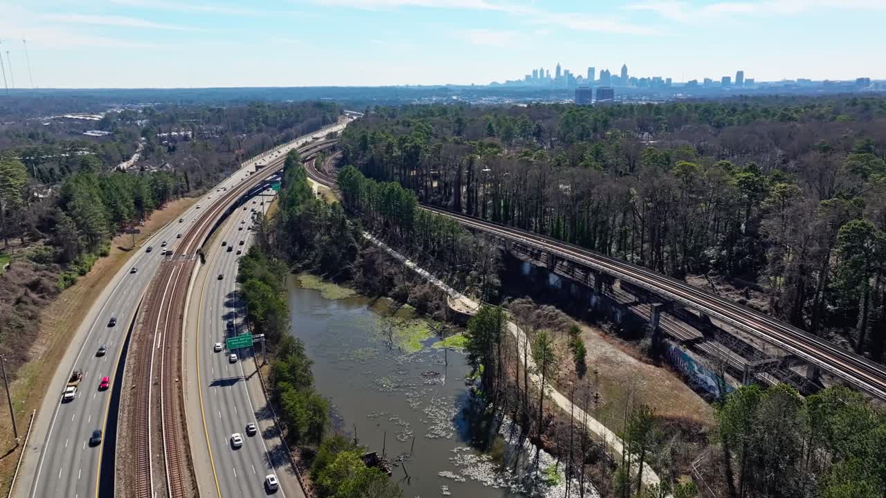 숲, 철도, 강, 고속도로에서 자동차를 운전하는 미국 시골 풍경