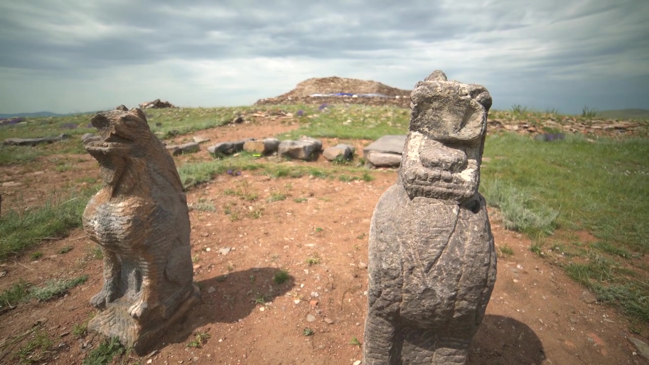 Antiche statue di leoni in pietra nel paesaggio della steppa mongola