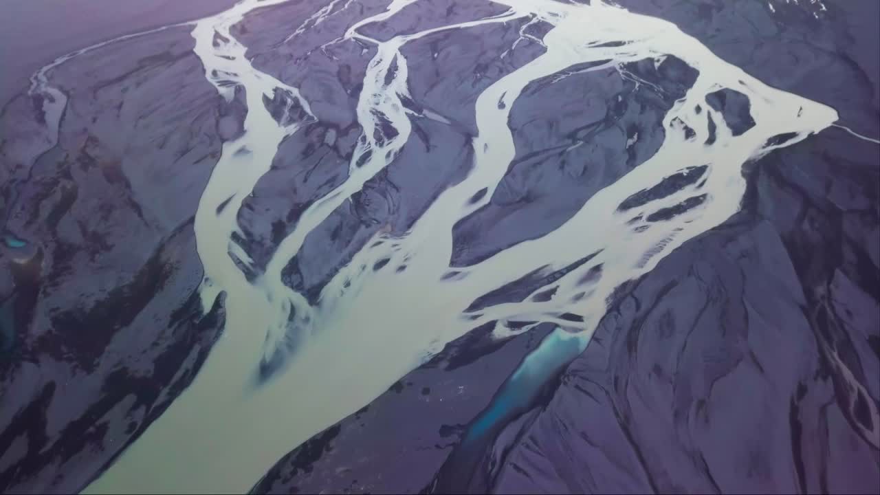 단 하나의 빙하 강이 아이슬란드의 여러 개의 인 하천으로 흐른다.