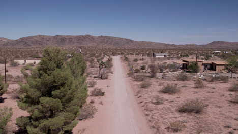 Joshua-Tree-Kalifornien-Schotterstraße-Mit-Häusern-In-Der-Wüste-5