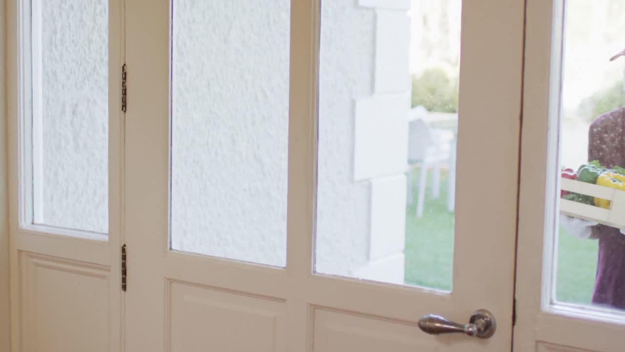 마스크를 착용 한 배달 남자 와 함께 식료품 을 문을 두드리고