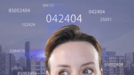 animación de mujer caucásica levantando cejas, cambiando números y ciudad moderna contra el cielo