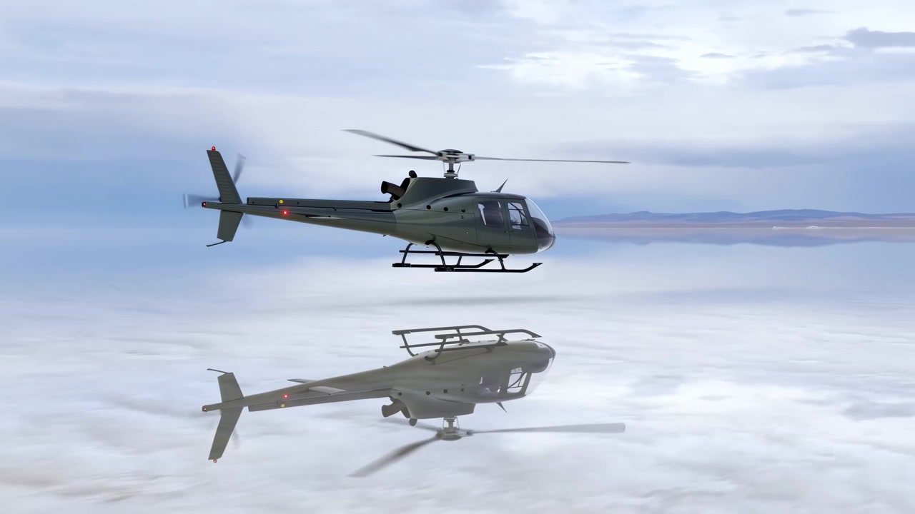 Sideprofil af olivengrøn enkelmotorhelikopter svævende lavt over en udstrakt reflekterende saltslette, skabende en stærk spejlrefleksion under skroget og mederne under blødt overskyet lys