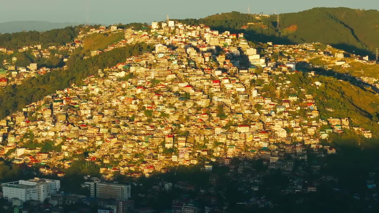 Luce dorata dell'alba illumina le colline di Baguio City, città montana di Benguet, Filippine.