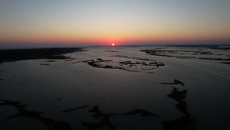 Puesta-De-Sol-Sobre-Bogue-Sound-En-Carolina-Del-Norte,-Antena,-Drone