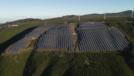 Vista-Aérea-De-Un-Parque-Fotovoltaico-Y-Un-Parque-Eólico-En-La-Cima-De-Una-Montaña-En-La-Isla-Paul-Da-Serra-De-Madeira.