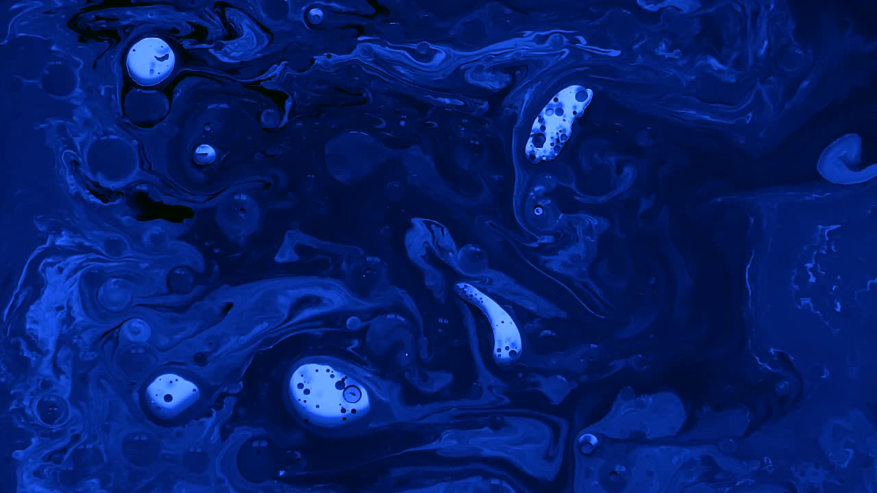 Tinta de acuarela azul en agua con aceite. Fondo de tendencia futurista