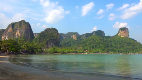 Tropical-beach-with-turquoise-water,-with-cliffs-and-flooded-trees