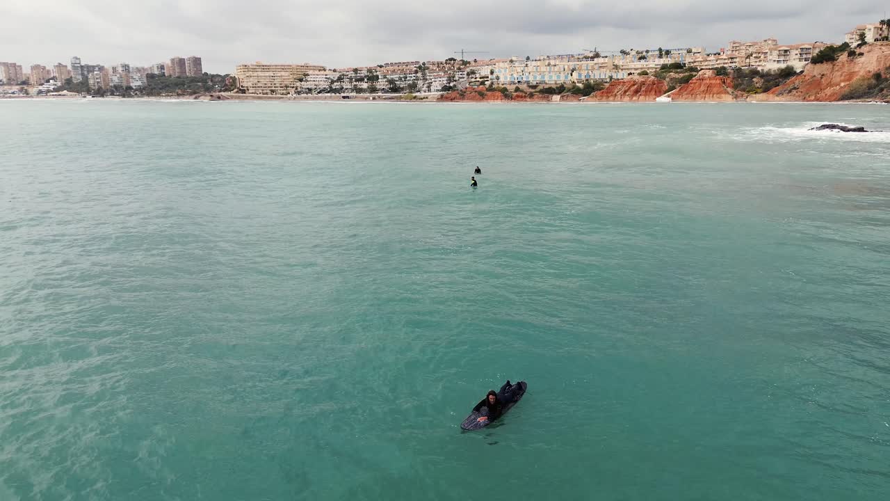 Dronenäkymä surffiaalloista.