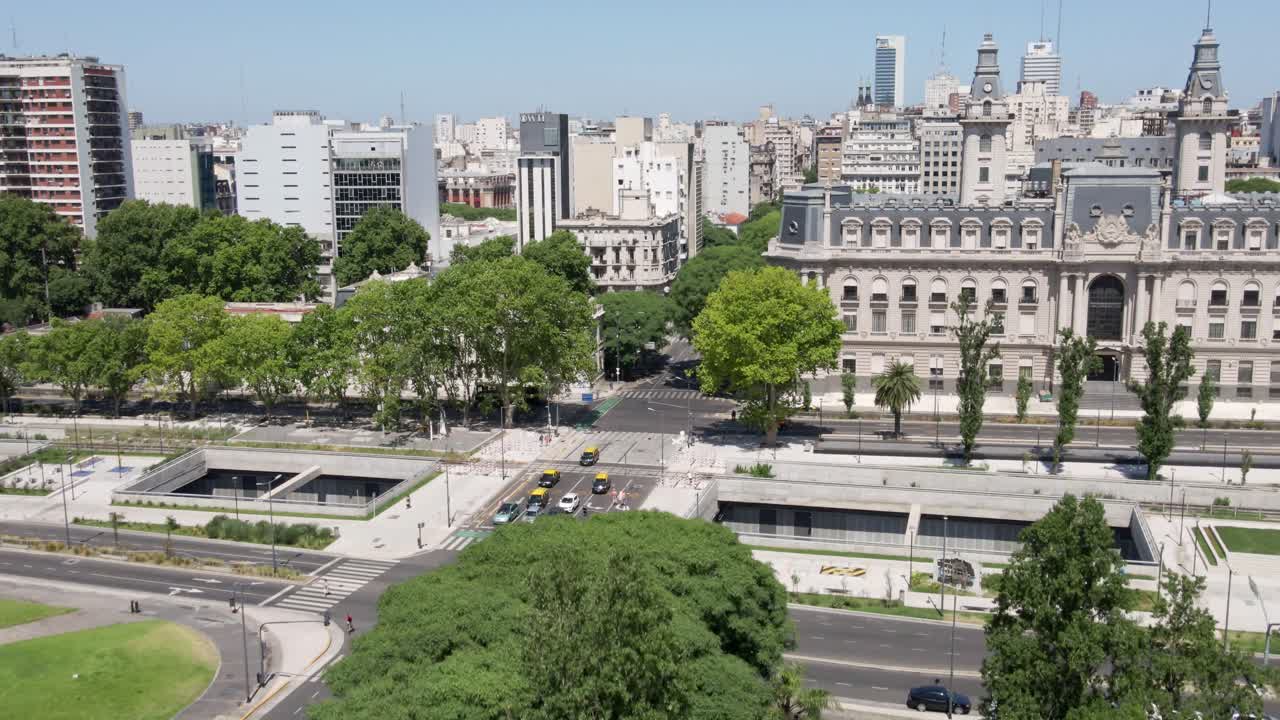 toma aérea descendiendo sobre las calles del centro de buenos aires durante el día