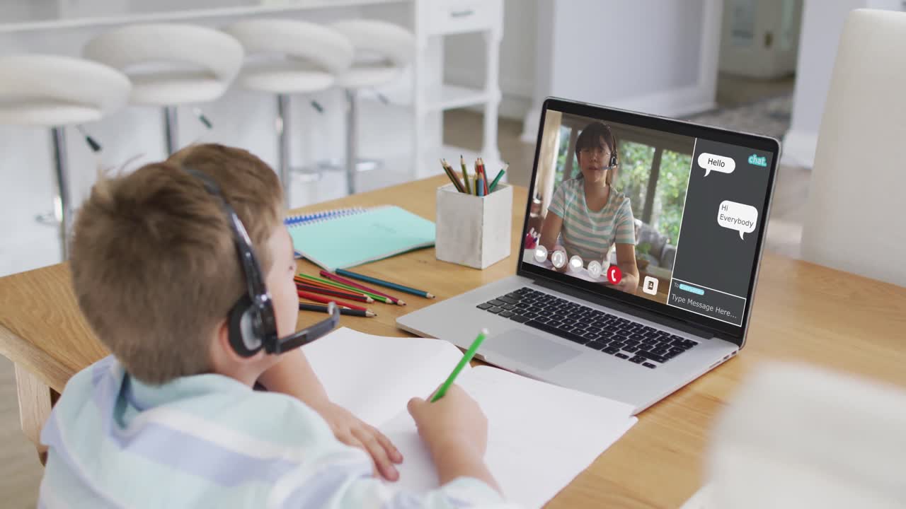 escolar que usa una computadora portátil para una lección en línea en casa, con una maestra y un webchat en la pantalla