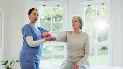 pesas, fisioterapia y médico con viejos