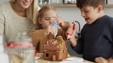 Video-Von-Fröhlichen-Kindern,-Die-Selbstgemachtes-Lebkuchenhaus-Dekorieren