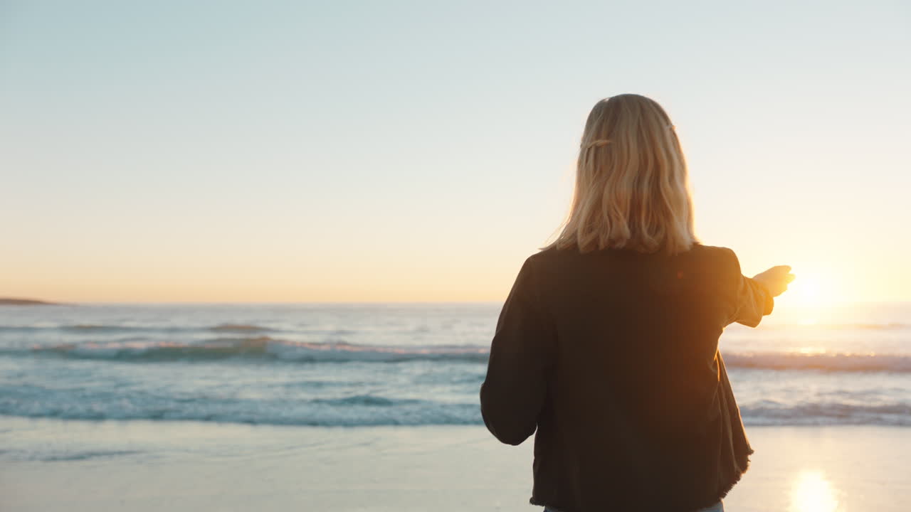 해가 지면 해변에서 거품을 불어넣는 행복한 여성 여름을 즐기는 십대 소녀가 바가에서 휴가를 즐기고 있습니다.