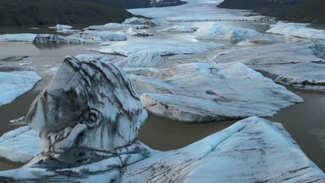 vista aérea de la capa de hielo más grande de europa, la laguna del glaciar svinafellsjokull, el iceberg que se derrite, islandia