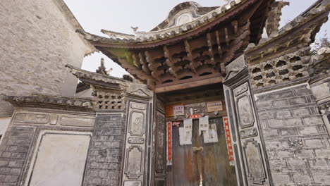 edificio histórico tradicional en una aldea en yunnan, china