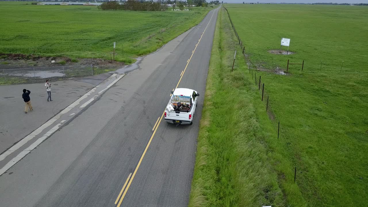 트럭이 시골 농장 도로를 운전합니다.