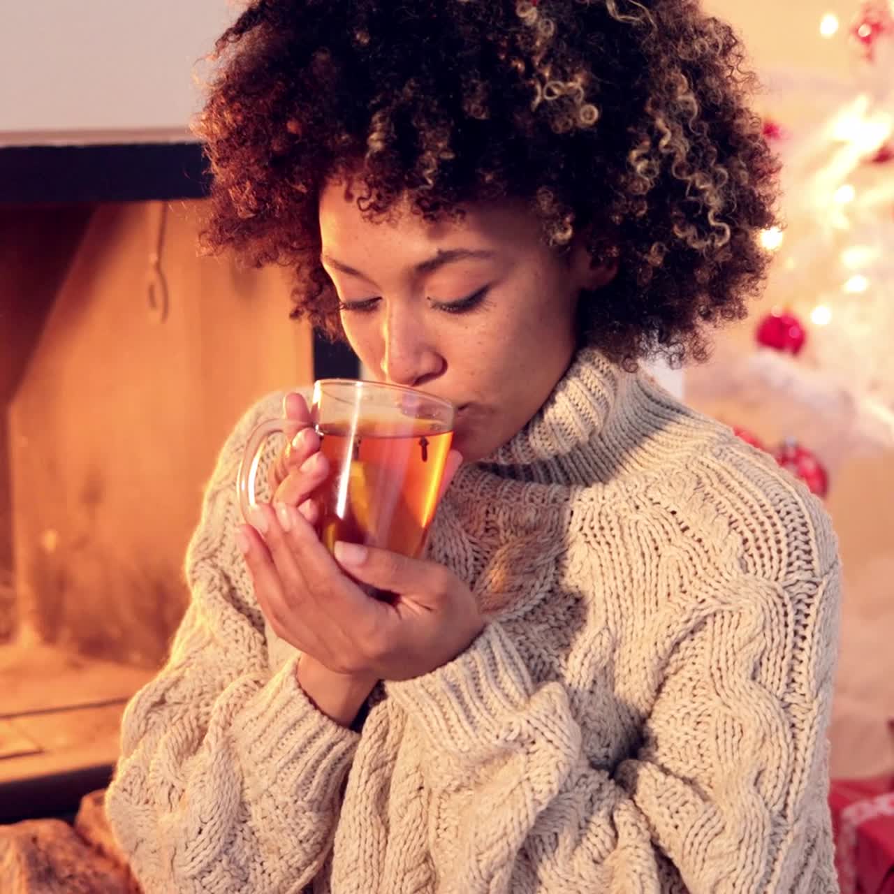 mujer joven bebiendo té de limón picante