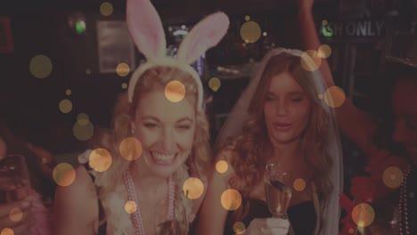 animación de luces amarillas brillantes sobre amigas que se divierten haciendo tostadas